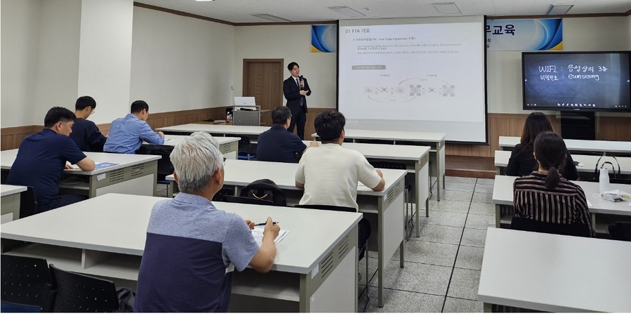 ▲ 청주상공회의소(회장 차태환) 충북FTA통상진흥센터가 28일 음성상공회의소 교육장에서 음성지역 수출기업을 대상으로 ‘찾아가는 FTA활용교육’을 개최하고 있다.ⓒ청주상공회의소