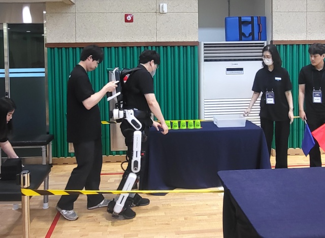 ▲ 제1회 아르딤 로보틱 레이스 대회 웨어러블 로봇 로봇(외골격) 경주 장면ⓒ화성시 제공