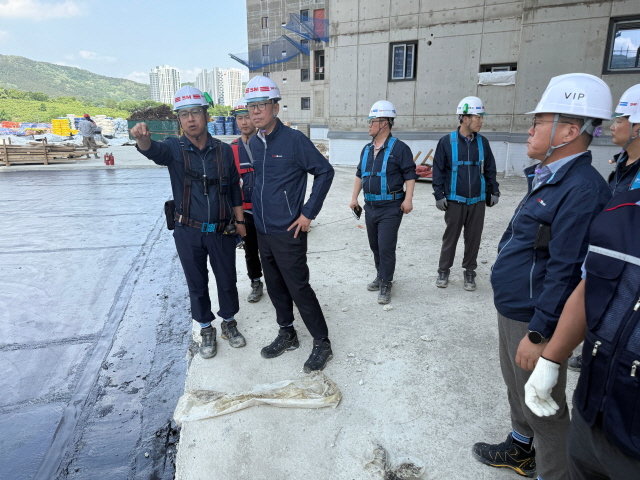 ▲ 성낙원 SM상선 건설부문 대표이사(왼쪽 3번째)가 최근 경기 안성시 당왕지구 공동주택 신축공사 현장을 점검하고 있다. ⓒSM그룹