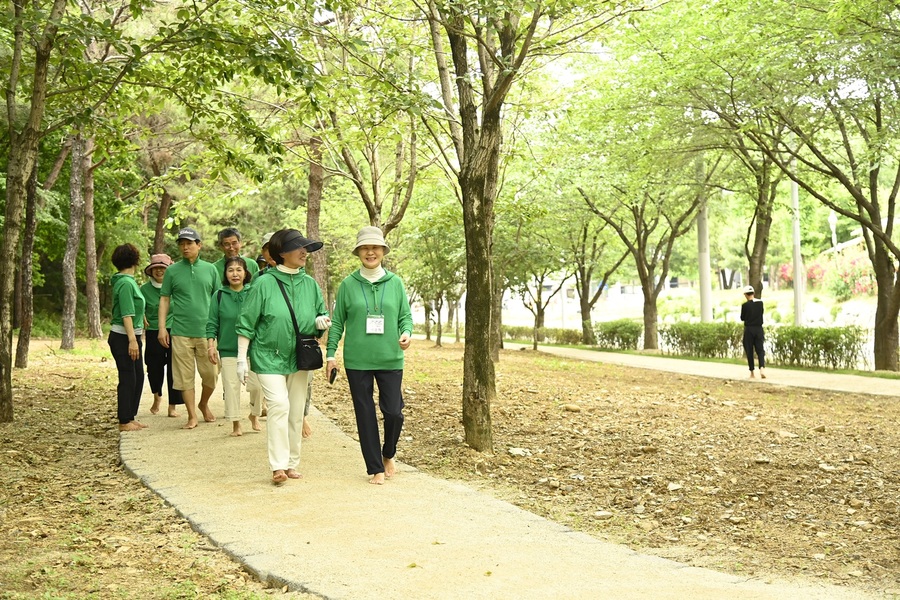 ▲ 달성군(군수 최재훈)이 구지면 최초의 맨발산책로를 창리공원 등 3개소에 새롭게 조성해 큰 관심을 모으고 있다.ⓒ달성군