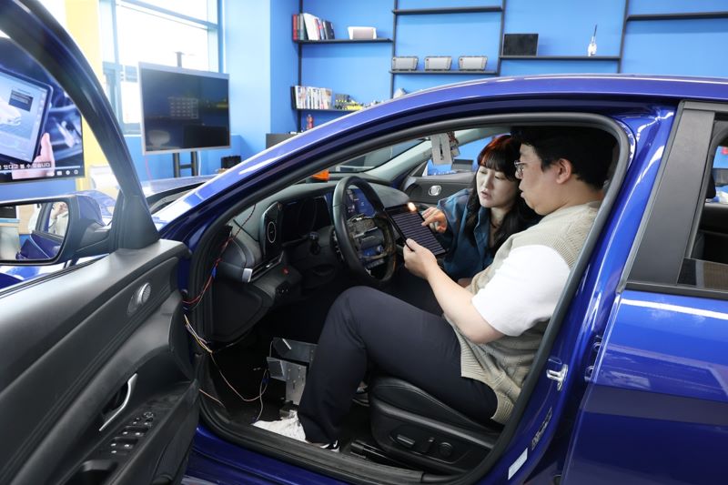 ▲ 단국대 연구팀이 차량에 저장된 개인정보를 안전하게 삭제할 수 있도록 개발한 솔루션 ‘자동차 개인정보 삭제 프로그램(ACAT Privacy)’을 시연하고 있다.ⓒ단국대