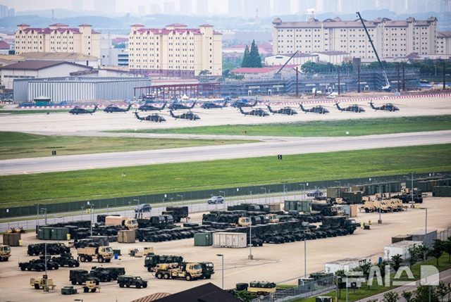 ▲ 경기 평택시 캠프 험프리스에 주한미군 헬기와 전술차량들이 계류돼 있다. 250523 ⓒ뉴시스