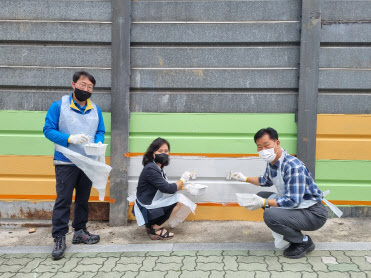 ▲ 한국철 수도권광역본부 봉사단 직원들이 서울 등 수도권일대 학교주변 방음벽 도색작업을 하고 있다.ⓒ수도권광역본부 제공