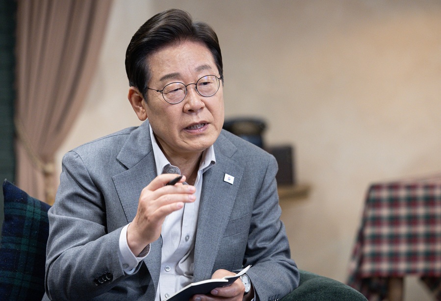 ▲ 이재명 더불어민주당 대선후보가 28일 오후 서울 강남구의 한 스튜디오에서 열린 '1400만 개미와 한배 탔어요' 유튜브 생방송에서 발언하고 있다. (공동취재)  ⓒ뉴시스