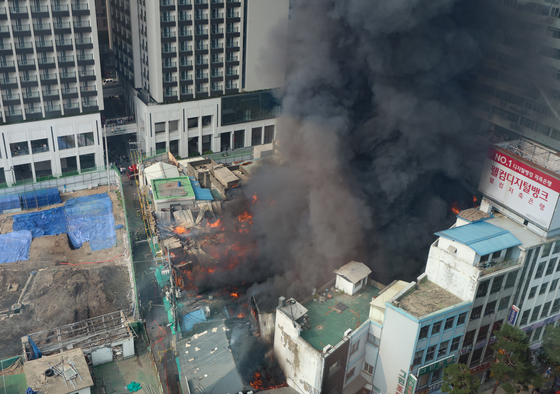 ▲ 28일 오후 3시 25분께 서울 을지로 세운상가 인근의 한 건물에서 화재가 발생해 검은 연기로 뒤덮여 있다. ⓒ뉴시스