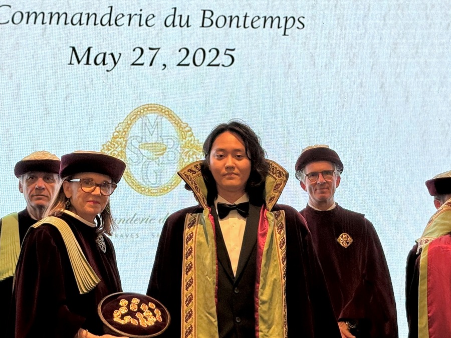 ▲ 싱가포르에서 열린 국제와인 박람회 '빈엑스포 아시아'에서 '꼬망드리' 기사 작위를 받은 장세욱 롯데마트·슈퍼 주류팀 MD(상품기획자)ⓒ롯데마트