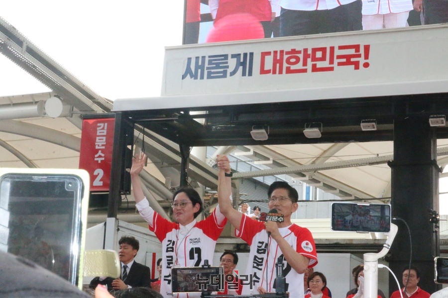 ▲ 경산이 지역구인 조지연 의원(왼쪽)과 김문수 후보가 경산공설시장 유세에서  지지자들에게 인사하는 모습.ⓒ뉴데일리