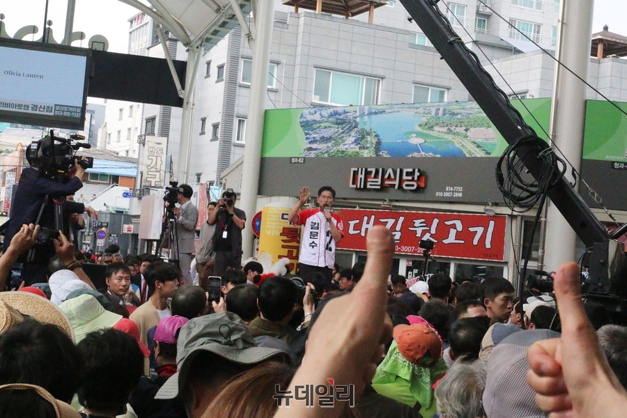 ▲ 김문수 후보는 이날 2천여 명 이상이 운집한 경산공설시장 유세에서 이재명 더불어민주당 후보를 빗대 “장가갔으면서 총각이라고 행세하는 그런 후보가 대통령이 되면 되겠느냐”고 비판하고 “저는 정직한 대통령이 되겠습니다”라고 지지를 호소했다.ⓒ뉴데일리