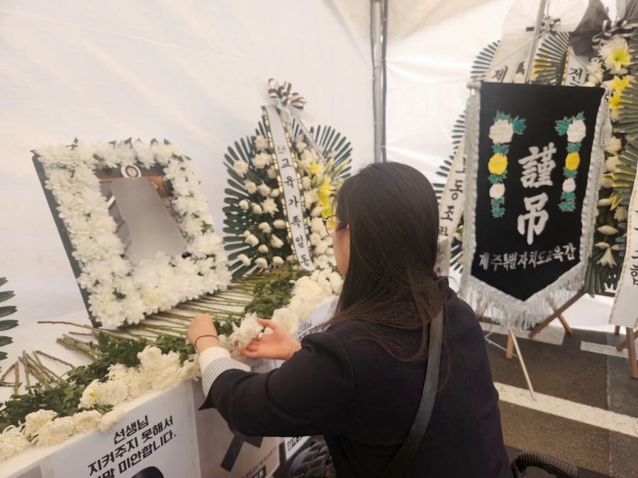 ▲ 제주대학교 사범대학 국어교육과 학생인 곽현주 작가가 28일 그의 첫 소설  ‘두잇커피, 마음을 내립니다’의 출간에 대한 기자와의 인터뷰를 마치고 제주특별자치도교육청에 마련된 지난 22일 숨진 제주의 한 중학교 교사를 추모하는 합동분향소에서 고인을 조문하고 있다. ⓒ노재균 기자ⓒ