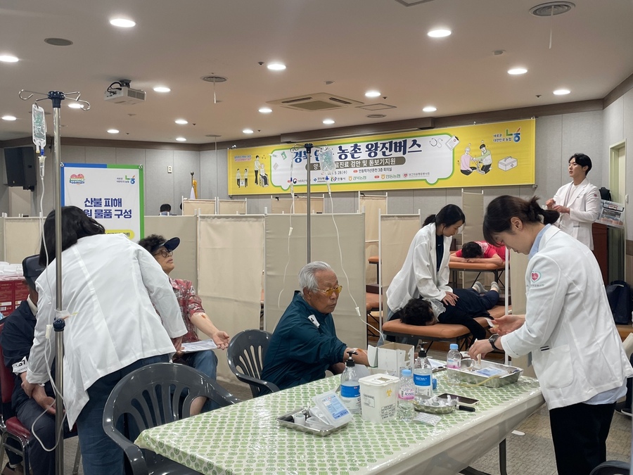 ▲ 경북 안동농협(조합장 권태형)이 28일 의료복지 사각지대 해소 및 산불피해 지역 주민 건강 증진을 위한 ‘농촌 왕진버스’를 운영했다.ⓒ경북농협