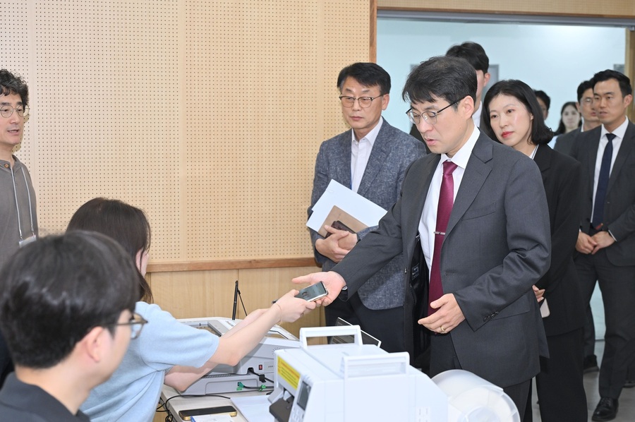 ▲ 대구광역시는 제21대 대통령선거 사전투표(5월 29일~30일)를 하루 앞둔 5월 28일 구·군과 함께 150개 사전투표소의 준비상태, 설비 등을 점검하고 사전투표 최종 모의시험을 진행했다.ⓒ대구시