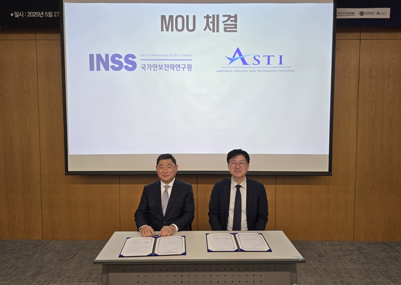 ▲ 한석희 국가안보전략연구원장(왼쪽)과 정헌주 연세대 항공우주전략연구원장이 MOU 체결식에 참석해 협력을 다짐했다.ⓒ연세대