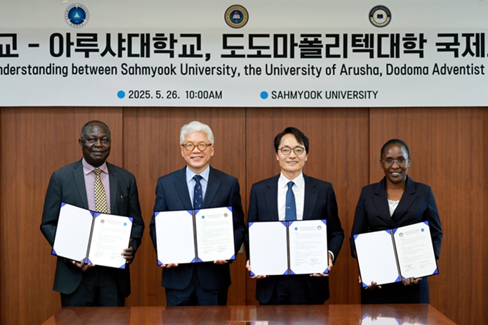 ▲ 삼육대가 지난 26일 탄자니아 2개 대학과 국제교류 협약을 맺었다. 왼쪽부터 탄자니아 아루샤대 패트릭 마누 총장, 삼육대 김용선 부총장, 삼육대 제해종 총장, 도도마 애드벤티스트 폴리테크닉 칼리지 데보사 디오니즈 마게레 학장.ⓒ삼육대