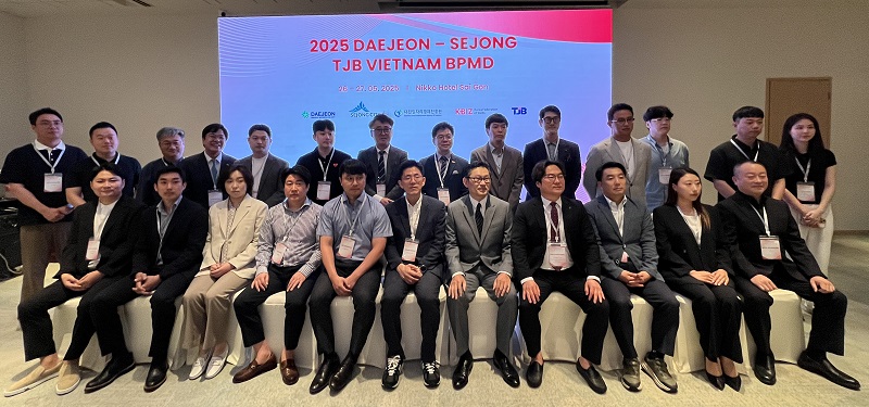 ▲ 세종시 중소기업들이 베트남 호찌민에서 열린 수출상담회에서 수출협약 양해각서(MOU)를 체결에 앞서 기념촬영을 하고 있다.ⓒ세종시