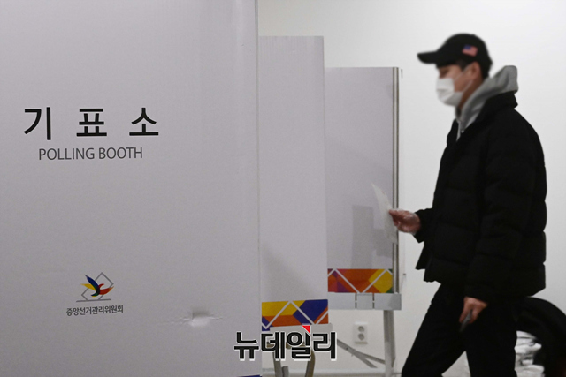 ▲ 제21대 대통령선거의 사전투표가 29일부터 이틀간 전국에서 실시된다. 사전투표는 29일과 30일 양일간 오전 6시부터 오후 6시까지 진행된다. 유권자는 주민등록상 거주지와 관계없이 가까운 사전투표소에서 신분증만 제시하면 투표할 수 있다. 사진은 2022년 3월 9일 치러진 제20대 대통령선거 당시 투표 장면.ⓒ뉴데일리 DB