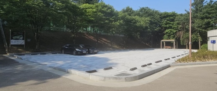 ▲ 청주시는 서원구 구룡근린공원 개신배수지 내 시민들의 주차 편의 증진을 위해 주차장을 추가로 조성하는 사업을 마무리했다.ⓒ청주시