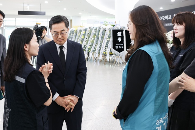 ▲ 김동연 경기도지사가 28일 경기도청 1층에 마련된 숨진 제주 교사의 분향소에서 교사들과 대화하고 있다. ⓒ경기도 제공