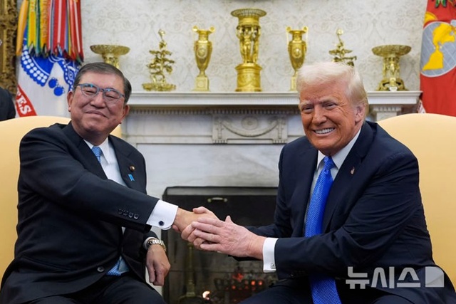 ▲ 이시바 시게루 일본 총리(좌)와 도널드 트럼프 미국 대통령이 백악관 집무실에서 회담하면서 악수하고 있다. 250207 AP/뉴시스. ⓒ뉴시스