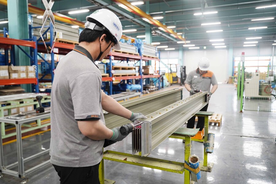 ▲ 대한전선 직원이 신규 버스덕트 공장에서 제품을 생산하고 있는 모습. ⓒ대한전선