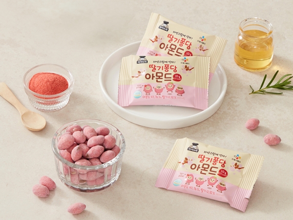 ▲ 아이누리 딸기퐁당 아몬드 상품 연출 이미지ⓒCJ프레시웨이