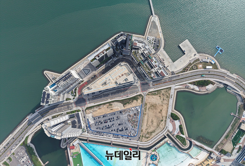 ▲ 거북섬은 시화호 북쪽 시흥구간에 조성된 인공섬이다. 위에서 내려다보면 거북이가 엎드려있는 모양을 띠고 있어 거북섬으로 불린다.지난 26일 거북섬의 현재 모습. ⓒ서성진 기자