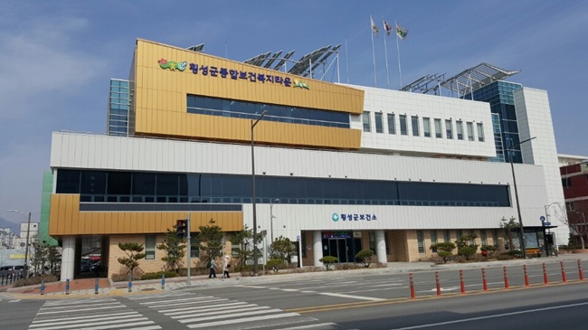 ▲ 횡성군보건소가 보건복지부 주관으로 열린 '제38회 세계금연의 날 기념식'에서 도내 유일하게 장관상을 수상하는 영예를 안았다. 이와 함께 주민 밀착형 흡연 예방 사업을 통해 금연 환경 조성에 크게 기여한 공로를 인정받아 박광희 주무관도 개인 표창을 받는 겹경사를 맞았다.ⓒ횡성군