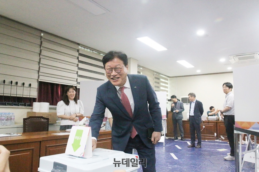 ▲ 수성구의회 1층에 마련된 사전투표장에서 김대권 수성구청장이 투표를 하고 있다.ⓒ뉴데일리