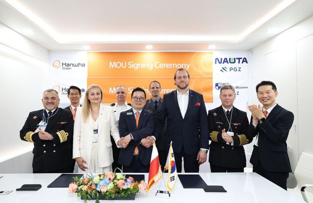 ▲ 28일 부산 벡스코에 마련된 마덱스 전시회 부스에서 한화오션 특수선사업부장 어성철 (왼쪽 세번째) 사장과 PGZ SW 마르친 링벨스키(왼쪽 네번째) 사장, 나우타 조선소 모니카 코자키에비치(왼쪽 두번째) 사장 등 3사 조선소 관계자들이 참석한 가운데 함정 건조 협력을 위한 양해각서 체결 후 기념촬영하고 있다. ⓒ한화오션