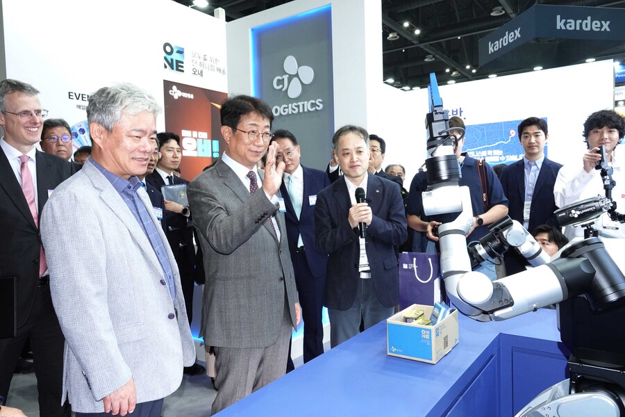 ▲ 2025 국제물류산업대전을 방문한 박상우 국토교통부 장관이 CJ대한통운 부스를 찾아 이동형 양팔로봇 시연 장면을 참관하고 있다. ⓒCJ대한통운