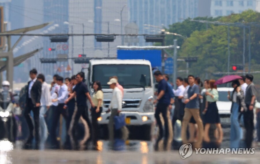 ▲ 전국적으로 초여름 날씨를 보인 27일 서울 영등포구 여의대로 위로 지열에 의한 아지랑이가 피어오르고 있다.ⓒ연합뉴스