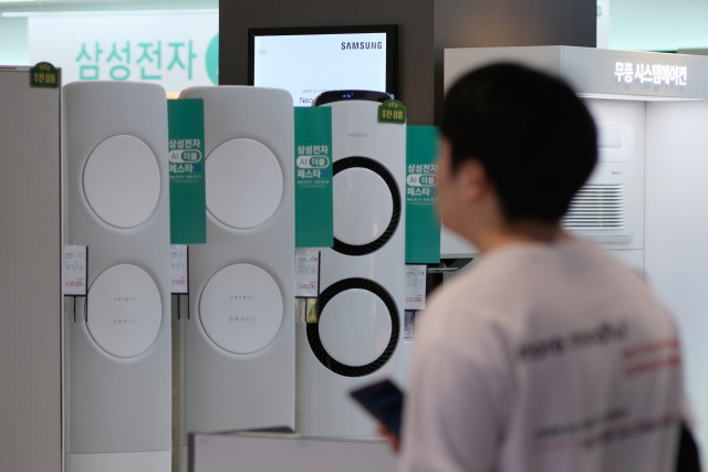▲ 한 대형마트에서 시민들이 에어컨 및 냉방용 가전제품을 살펴보고 있다.ⓒ연합뉴스