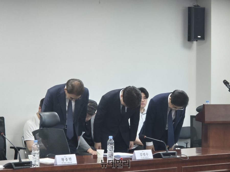 ▲ (왼쪽부터) 황종현, 김범수 SPC삼립 대표이사, 도세호 SPC 대표이사가 국회 긴급간담회에 참석해 고인과 유족에 사과하고 있다.ⓒ조현우 기자