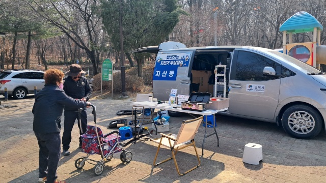 ▲ 찾아가는 자전거 무상수리 서비스 장면ⓒ평택시 제공
