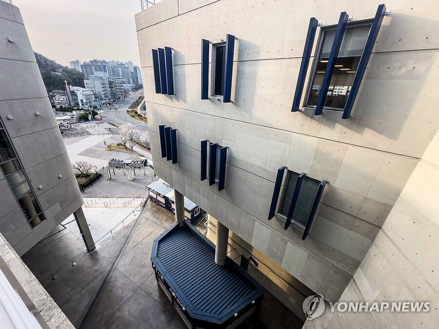 ▲ 3월31일 창원NC파크 마감 자재가 낙하한 건물 ⓒ연합뉴스