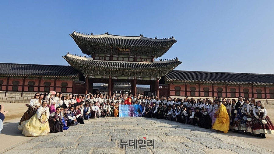 ▲ 경복궁에서 한복 체험 중인 단체 외국인 참가자 ⓒ서울시