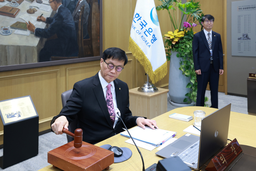 ▲ 이창용 한국은행 총재가 29일 오전 서울 중구 한국은행에서 열린 금융통화위원회에서 의사봉을 두드리고 있는 모습. ⓒ한국은행