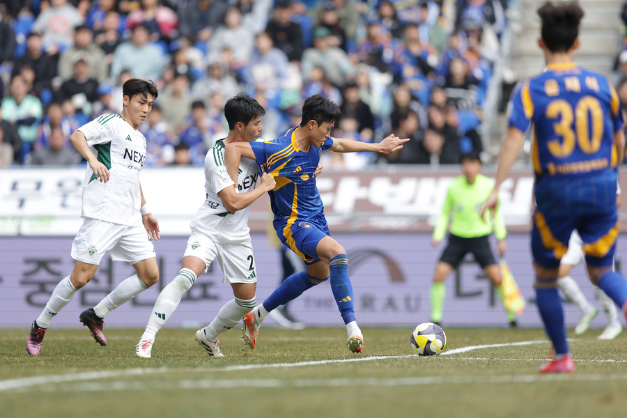 ▲ 리그 1위 전북과 리그 3위 울산이 K리그1 17라운드에서 '현대가 더비'를 펼친다.ⓒ한국프로축구연맹 제공