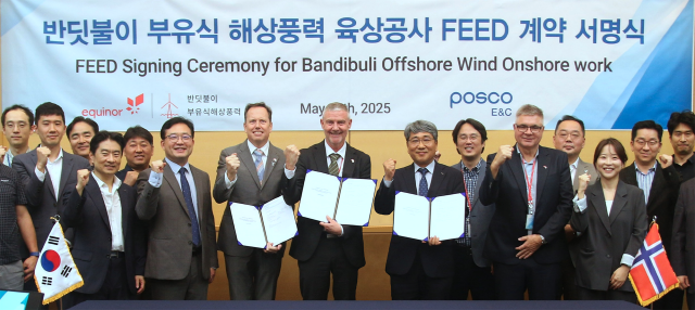 ▲ (왼쪽 일곱 번째부터)엠브렛 욘스가드 에퀴노르 구매 디렉터, 톨게 나켄 에퀴노르 총괄 디렉터, 김동원 포스코이앤씨 인프라사업본부장.ⓒ포스코아앤씨