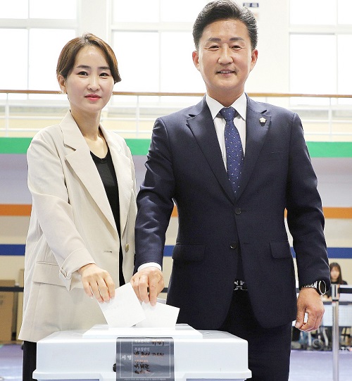 ▲ 임달희 공주시의회 의장이 제21대 대통령 선거 사전투표 첫날인 29일 배우자와 함께 신관동 사전투표소를 찾아 소중한 한 표를 행사하고 있다.ⓒ공주시의회