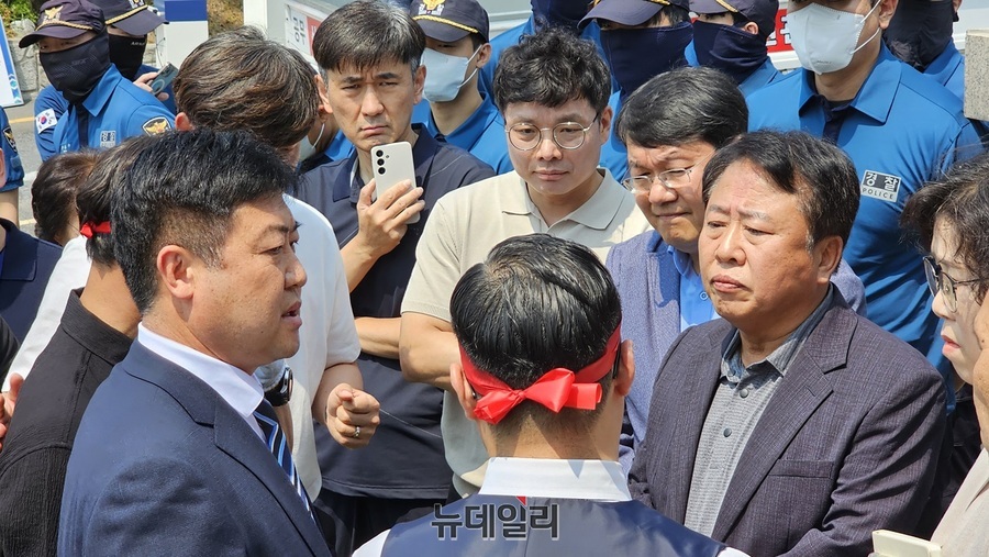 ▲ 대전 디오토몰 조합원들이 유성구청 정문에서 박문용 유성부구청장 면담을 요구하며 거칠게 항의하며 대치하고 있다.ⓒ김정원 기자