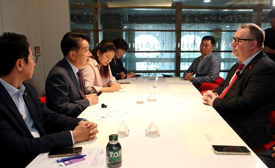 ▲ 김영환 충북도지사와 올레 쏘렐(Olle Thorell) 스웨덴 국회의원이 29일 청주 엔포드호텔에서 조찬간담회를 갖고 양 지역 간 실질적인 협력 방안을 논의하고 있다.ⓒ충북도