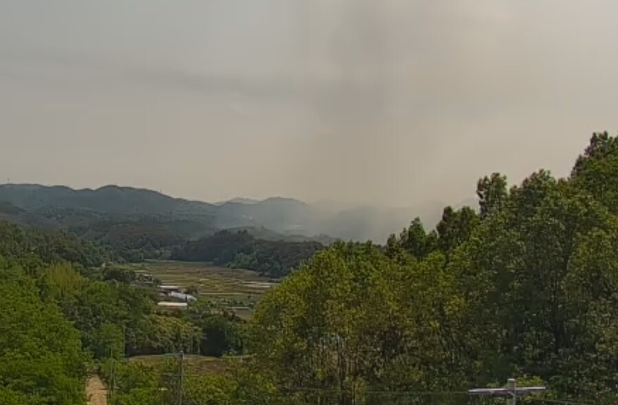 ▲ 포항시 남구 한 야산에 비행기 추락으로 인해 추정되는 지점에서 연기가 발생하고 있다. ⓒ교통정보CCTV