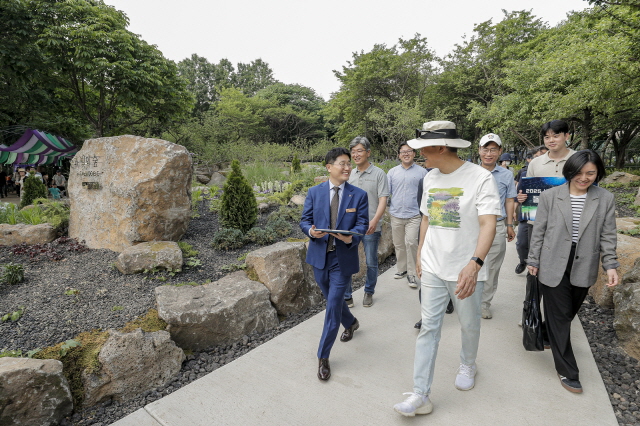 ▲ 대우건설 심철진 토목본부장(왼쪽 첫번째)이 오세훈 서울시장과 푸르지오 정원을 둘러보고 있다.ⓒ대우건설