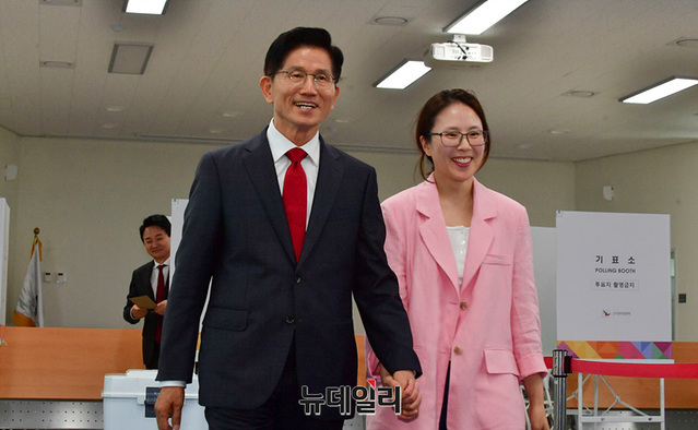 ▲ 김문수 국민의힘 대선 후보가 29일 오전 인천 계양구 계양1동 주민센터에 마련된 사전투표소에 딸 김동주 씨와 입장하고 있다. ⓒ서성진 기자
