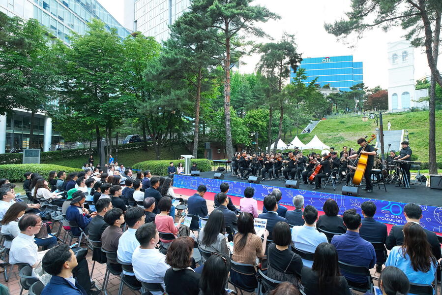 ▲ 한국씨티은행은 지난 28일 오후 서울 중구 정동공원 야외무대에서 지역사회와 함께하는 한빛예술단의 오케스트라공연 ‘하모니콘서트-정동의 울림’을 개최했다고 밝혔다. ⓒ한국씨티은행