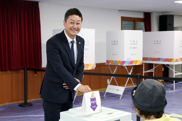 ▲ 김진경 경기도의회 의장(민주·시흥3)이 수원시 우만2동 행정복지센터를 찾아 제21대 대통령선거 사전투표에 참여하고 있다. ⓒ경기도의회 제공