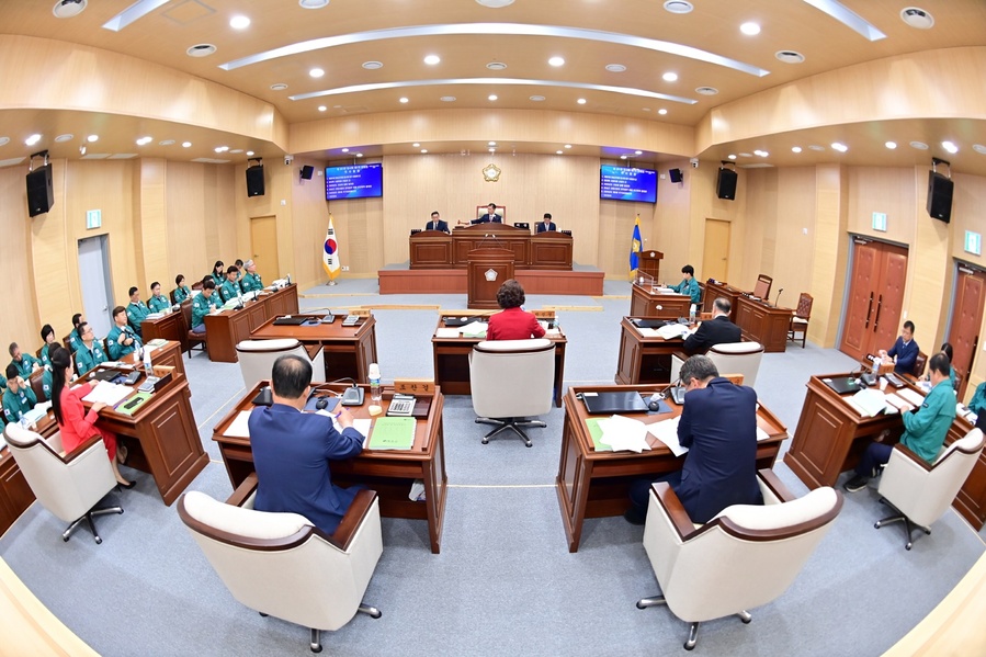 ▲ 청송군의회(의장 심상휴)는 지난 27일 제281회 임시회를 열고 산불 피해 복구를 위한 제2회 추가경정예산안 등을 원포인트로 심의·의결했다.ⓒ청송군의회