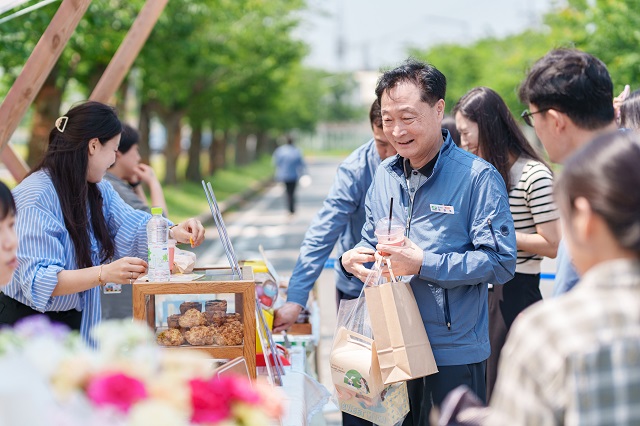 ▲ 정원호 본부장이 팝업스퀘어에서 물품을 구매하고 있다.ⓒ월성본부