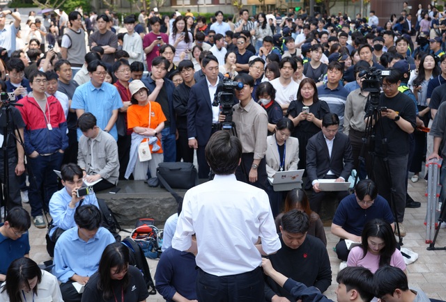 ▲ 이준석 개혁신당 대선 후보가 29일 오후 경기 성남 판교유스페이스 야외광장에서 유세차에 올라 연설하고 있다. (사진=개혁신당)