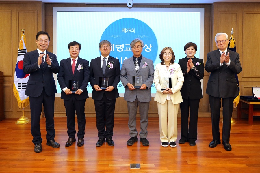 ▲ 계명대(총장 신일희)가 주관하는 제28회 계명교사상 수상자로 임정미(서대구중), 김장수(성주고), 김정환(대구혜화여고), 김흥만(흥해중) 교사가 각각 선정됐다.ⓒ계명대